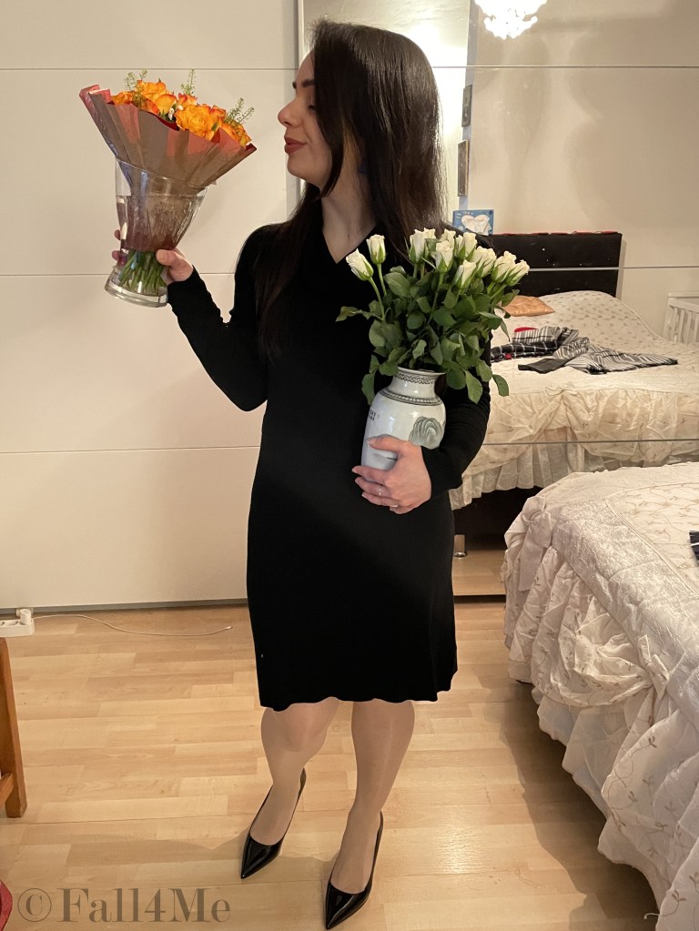 A black fine-knit dress in black with pumps.