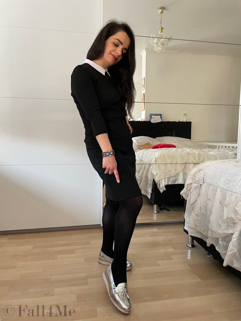 Casual elegance with mocassins, a statement collar and a comfortable dress.