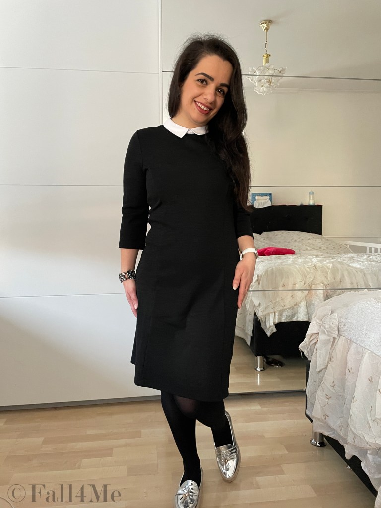 Casual elegance with mocassins, a statement collar and a comfortable dress.