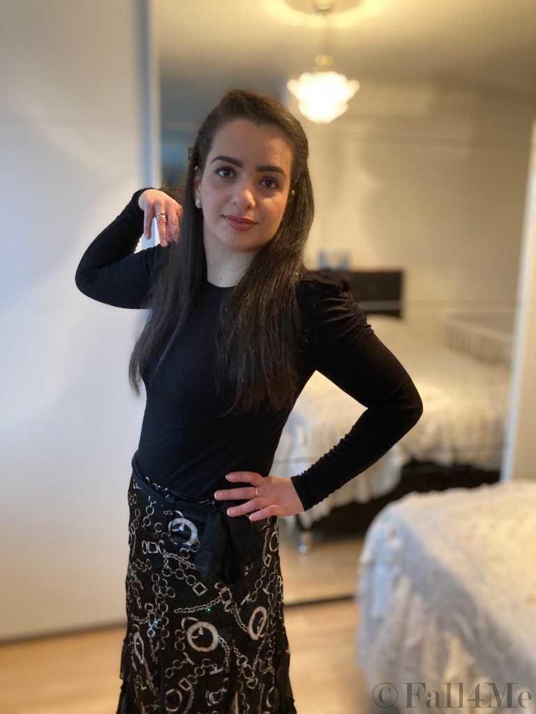 A skirt with volants conjured to a trendy spring-dress.