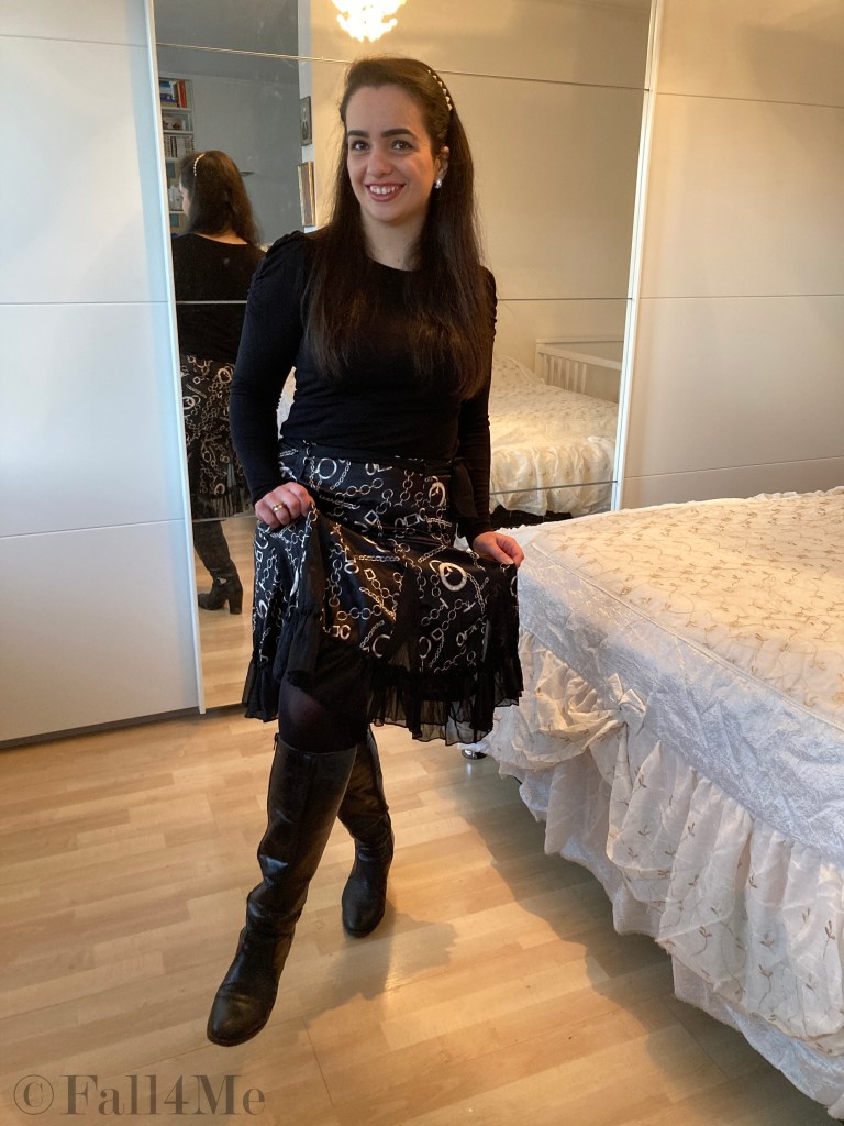 A skirt with volants conjured to a trendy spring-dress.