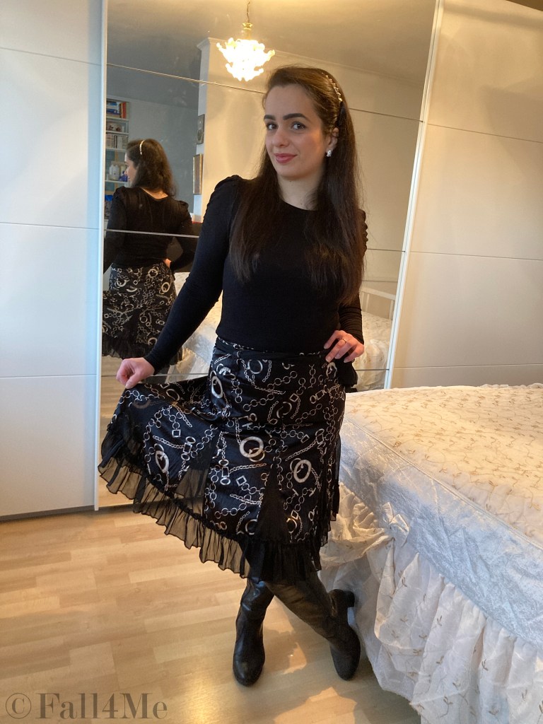 A skirt with volants conjured to a trendy spring-dress.