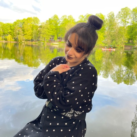 Oversized style in knit with pearls matched in a black and white look with polka dots.