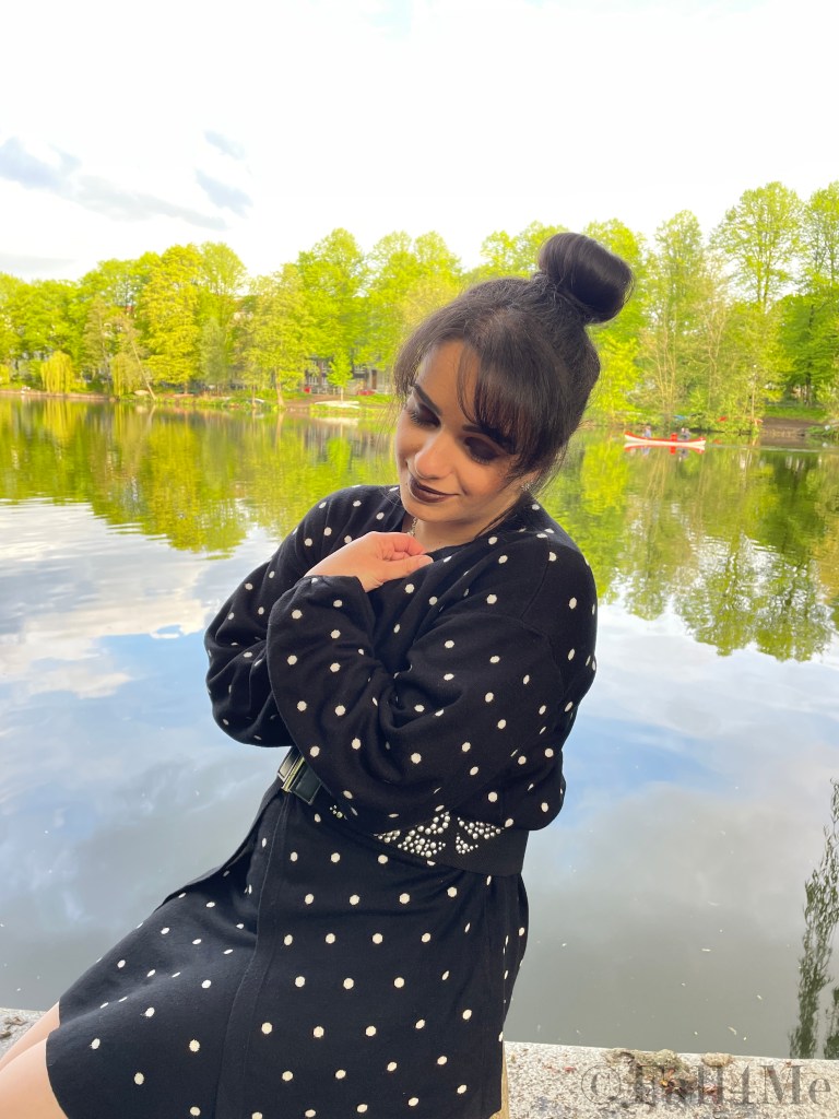 Oversized style in knit with pearls matched in a black and white look with polka dots.