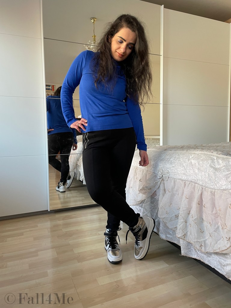 Trend sneaker worn in a simple look.