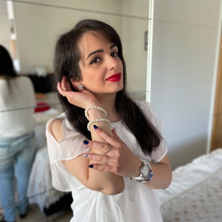 Classy style blue jeans white shirt and red lips revive as trend.