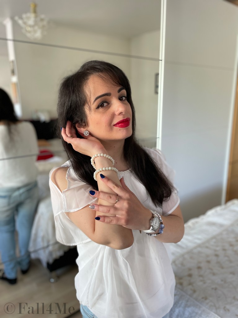 Classy style blue jeans white shirt and red lips revive as trend.