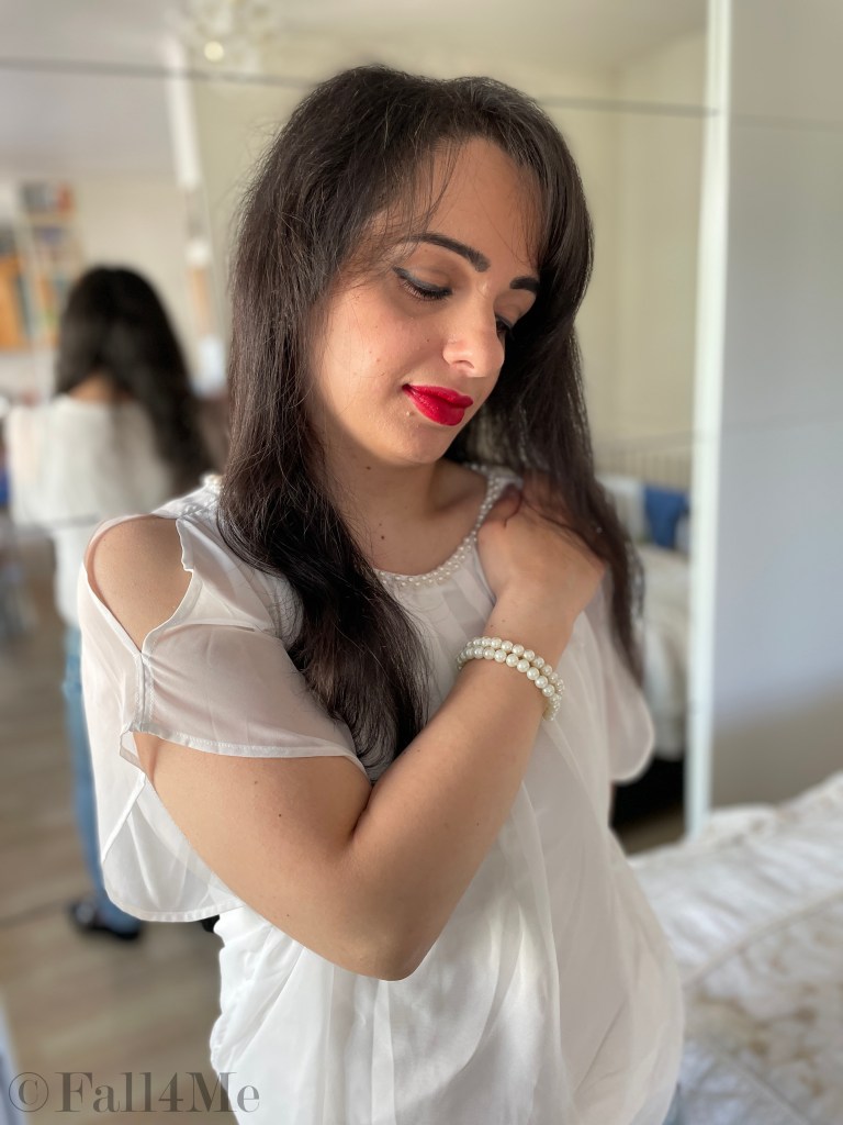 Classy style blue jeans white shirt and red lips revive as trend.