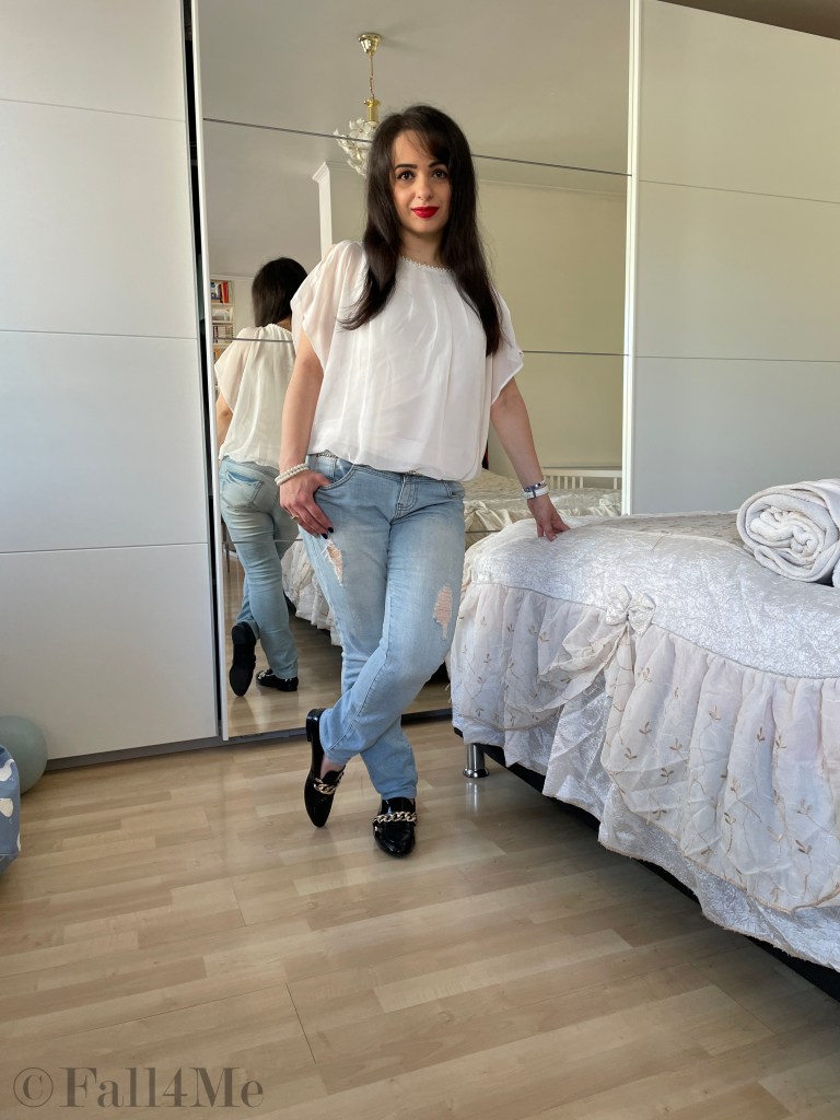 Classy style blue jeans white shirt and red lips revive as trend.