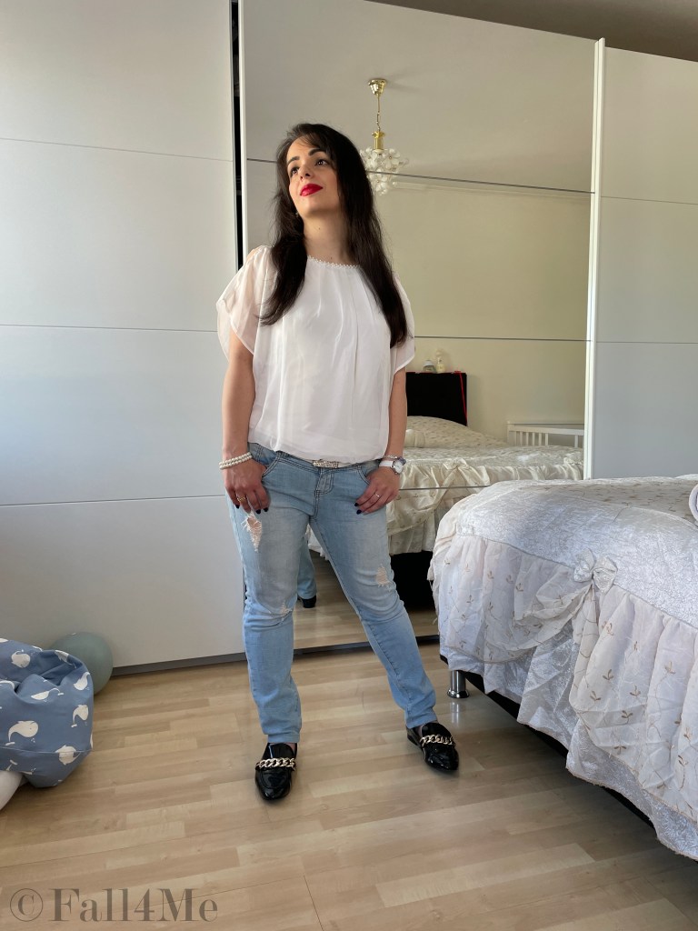 Classy style blue jeans white shirt and red lips revive as trend.