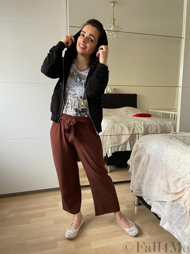 College-style combined with chain-jewelry.