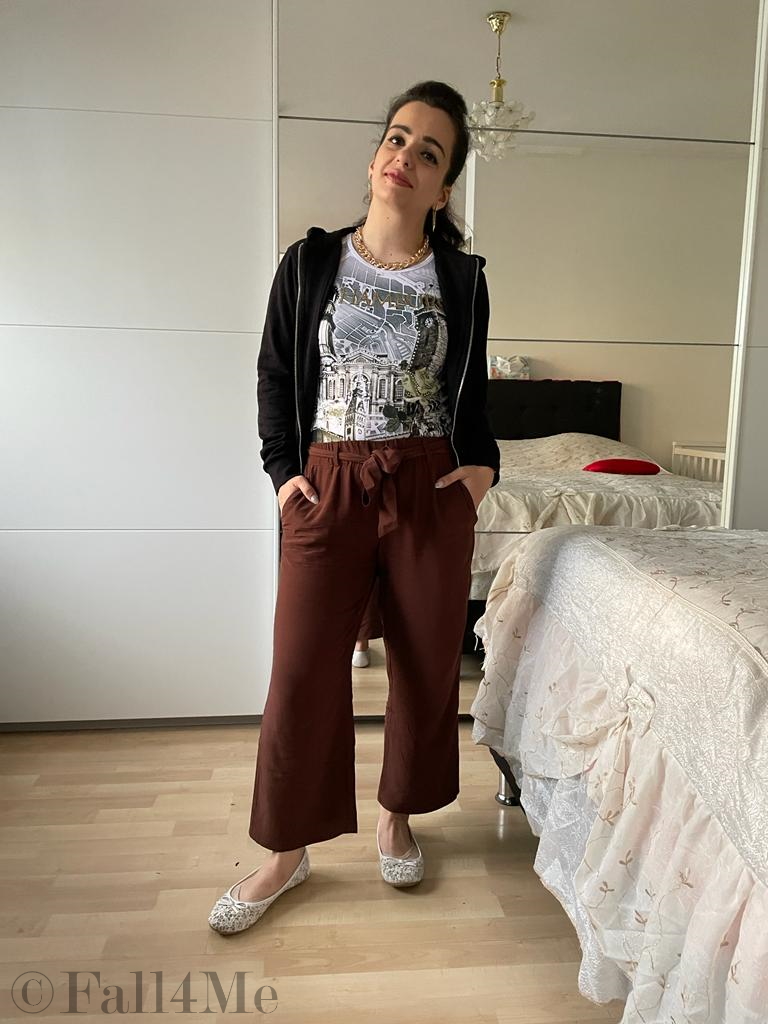 College-style combined with chain-jewelry.