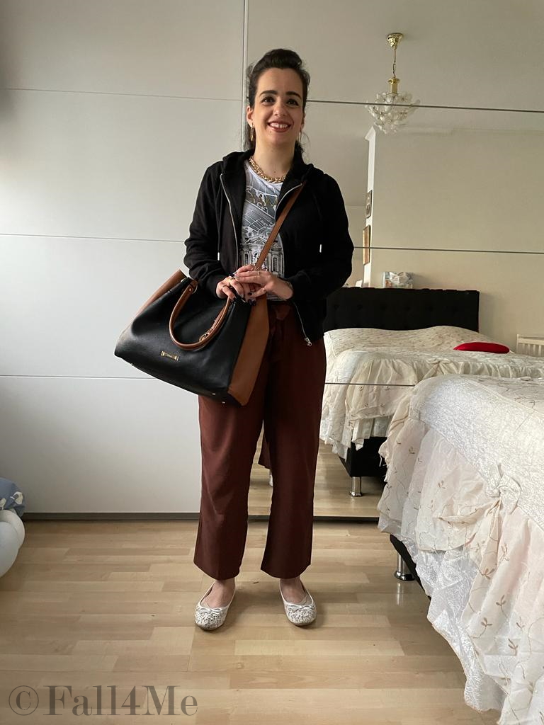 College-style combined with chain-jewelry.