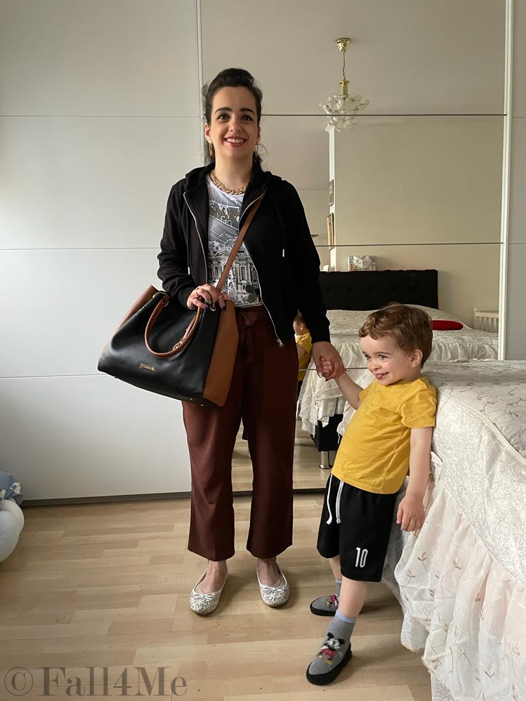 College-style combined with chain-jewelry.