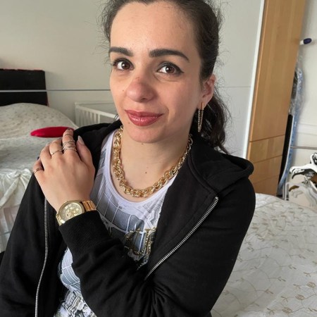 College-style combined with chain-jewelry.