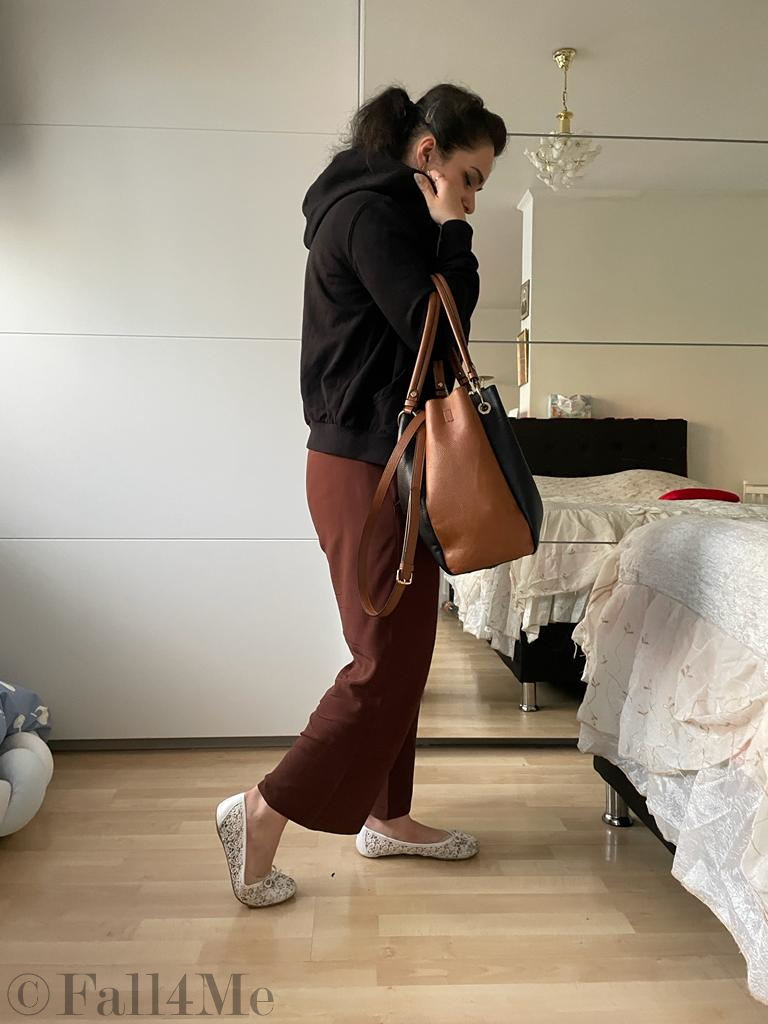 College-style combined with chain-jewelry.