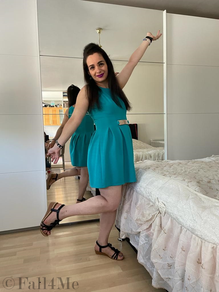 A mini-dress with a dancing skirt in the new beige blue.