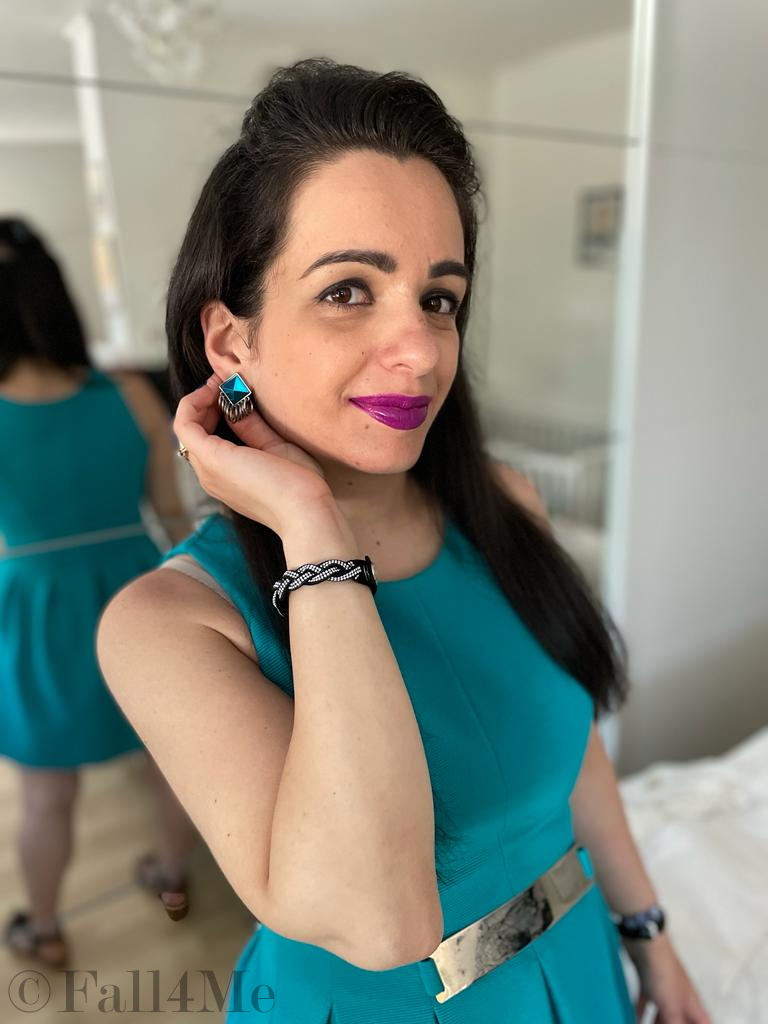 A mini-dress with a dancing skirt in the new beige blue.