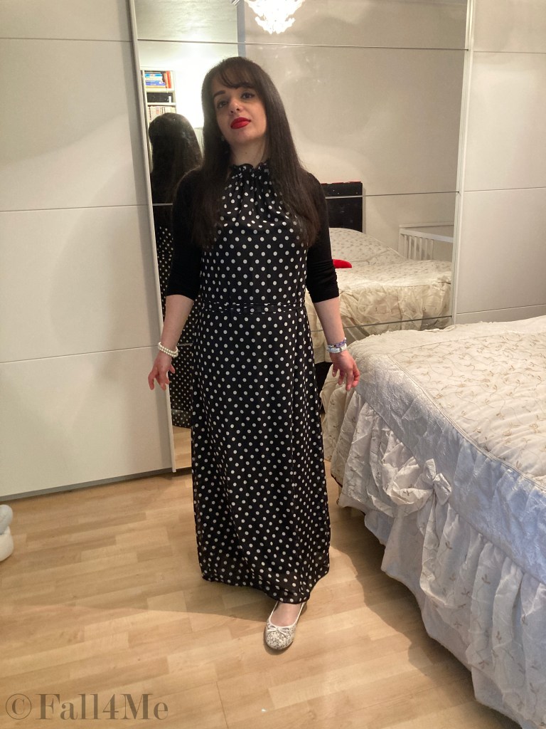 A wide maxi trend dress with polka dots combined in black and white with red lips.