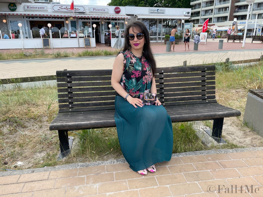 Spring feelings in summer with transparent clothes, floral print and a maxi pleated skirt.