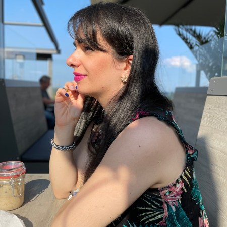 Spring feelings in summer with transparent clothes, floral print and a maxi pleated skirt.