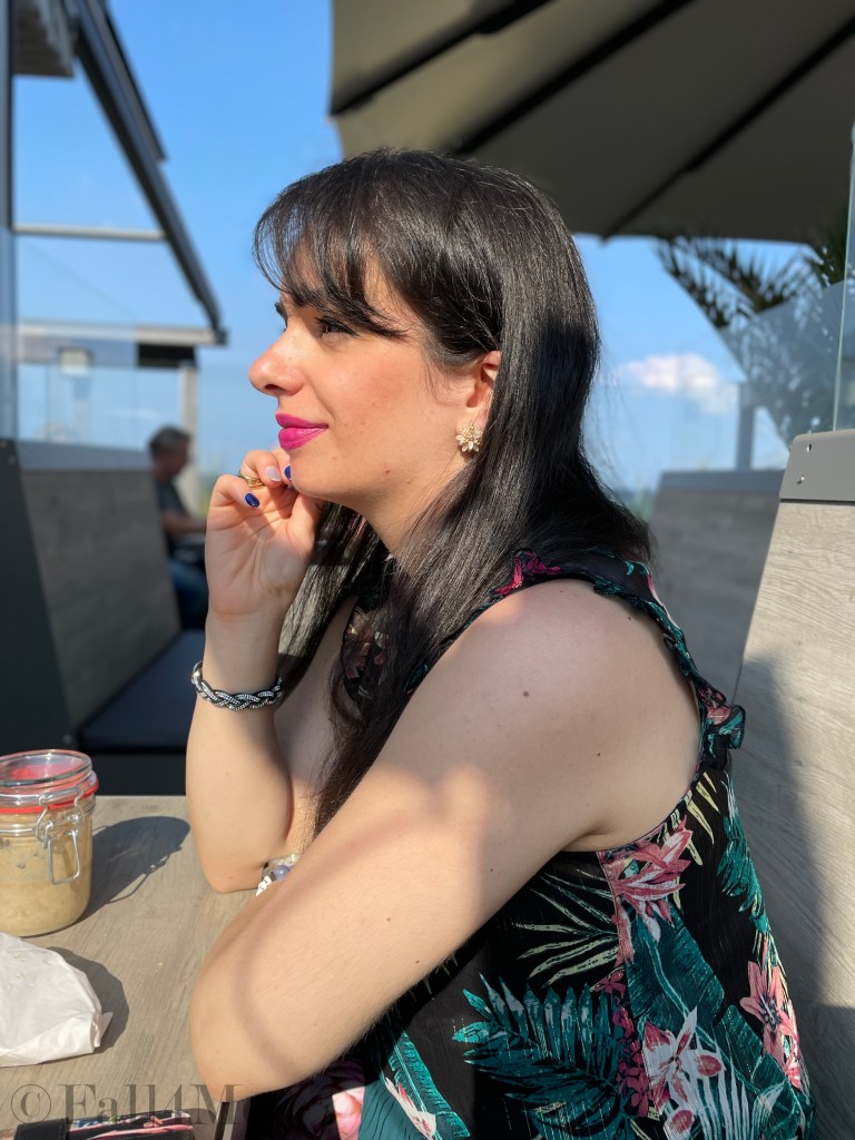 Spring feelings in summer with transparent clothes, floral print and a maxi pleated skirt.