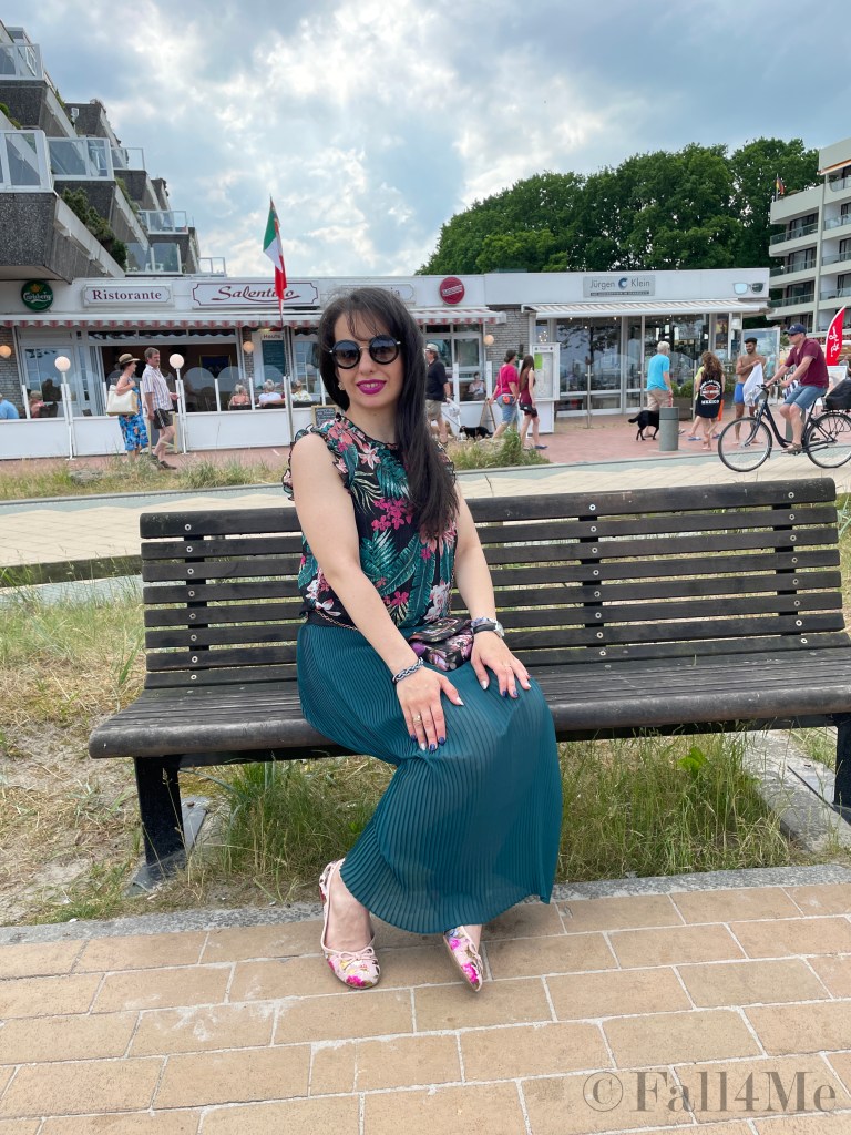 Spring feelings in summer with transparent clothes, floral print and a maxi pleated skirt.