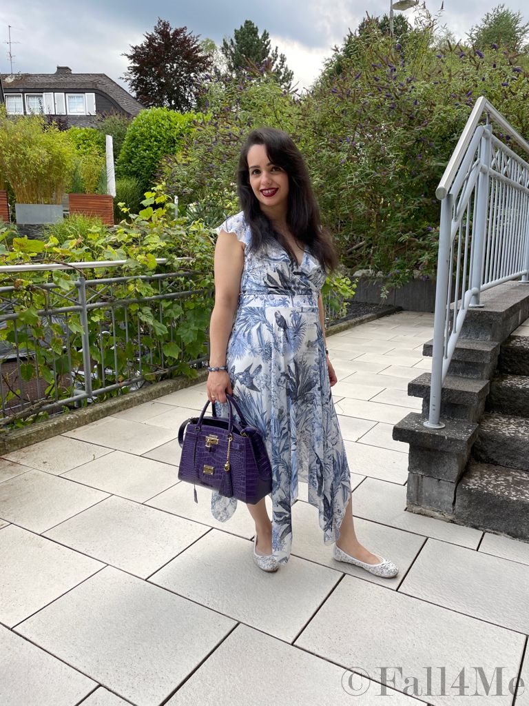 A relaxed layering, no strict cuts and fluent material are the summer cuts and clothes.