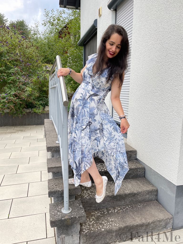 A relaxed layering, no strict cuts and fluent material are the summer cuts and clothes.