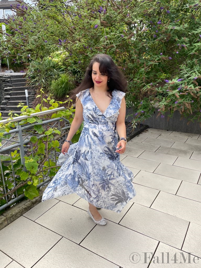 A relaxed layering, no strict cuts and fluent material are the summer cuts and clothes.