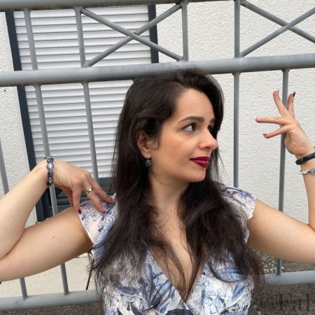 A relaxed layering, no strict cuts and fluent material are the summer cuts and clothes.