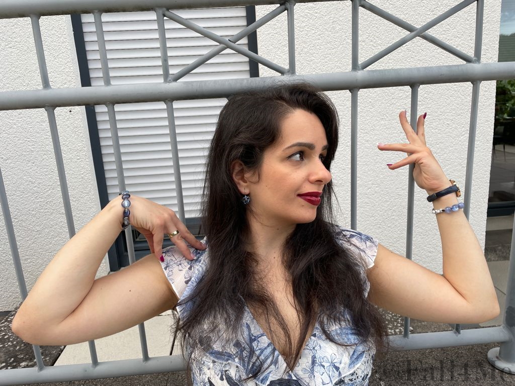 A relaxed layering, no strict cuts and fluent material are the summer cuts and clothes.