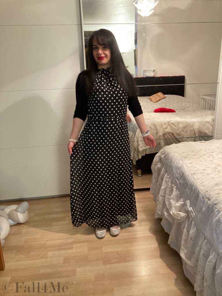 A wide maxi trend dress with polka dots combined in black and white with red lips.