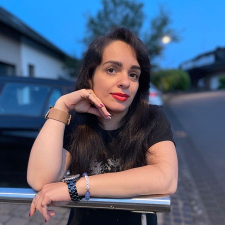 Trend item shorts worn with a Vanilla Ninja t-shirt and combined with trendy orange make-up.