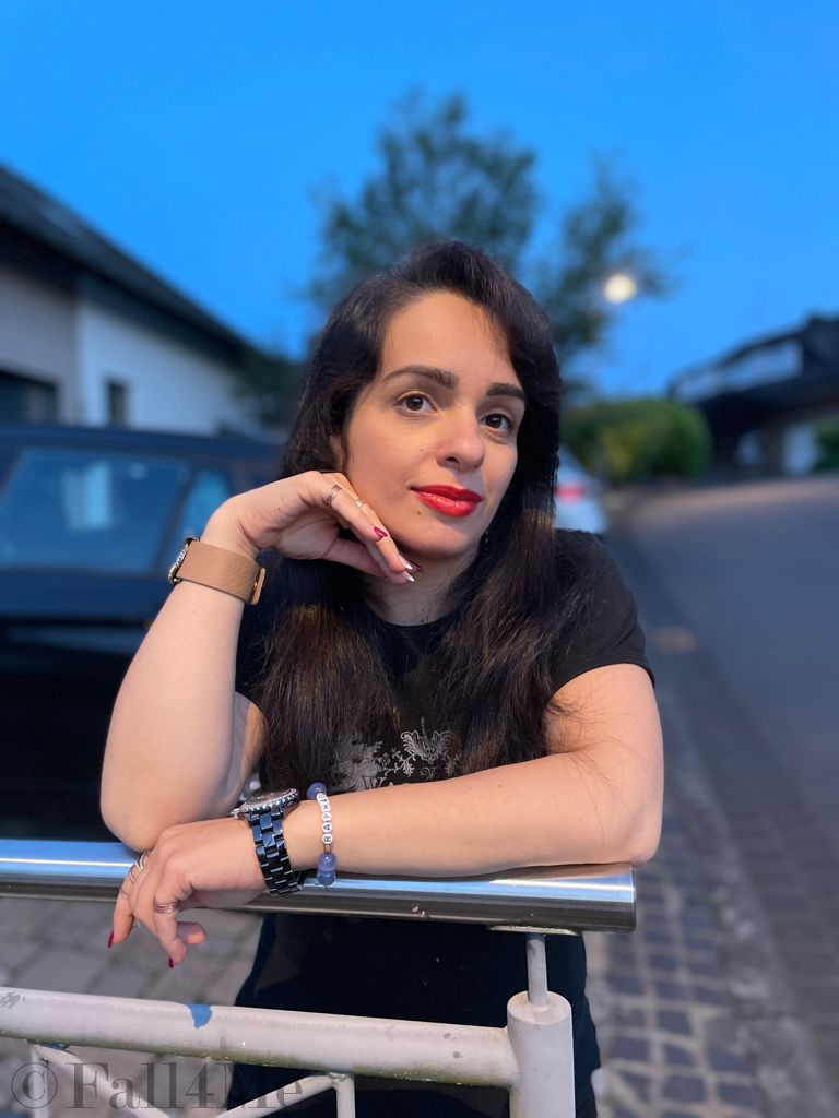 Trend item shorts worn with a Vanilla Ninja t-shirt and combined with trendy orange make-up.