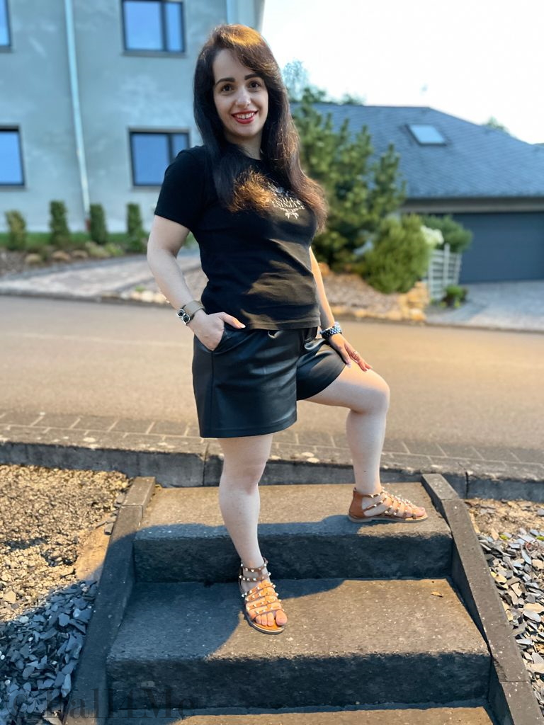 Trend item shorts worn with a Vanilla Ninja t-shirt and combined with trendy orange make-up.