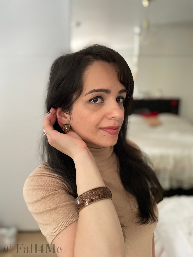 Masculine tailoring with business trousers and a turtle neck in beige and steel blue accessories.