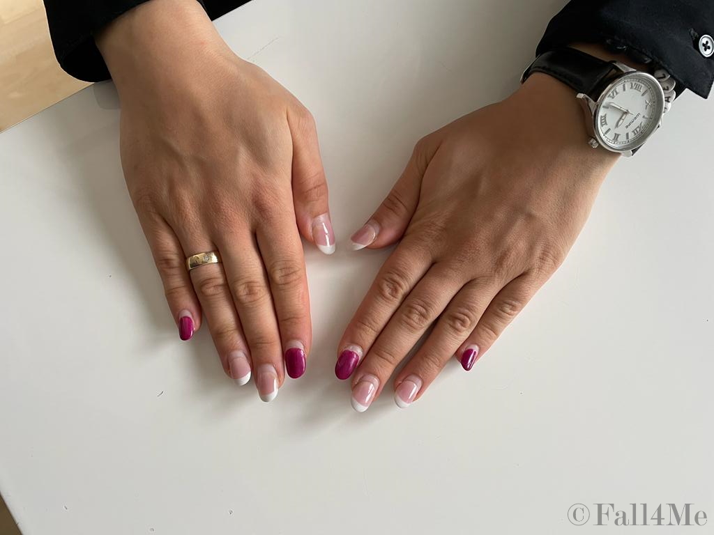 Nails for summer-vacation are French with the pointing and small finger painted in burgundy.