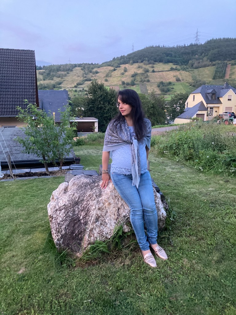 A look tone in tone based on the elemental color of the trend item with the paisley pattern.