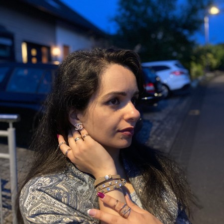 A look tone in tone based on the elemental color of the trend item with the paisley pattern.