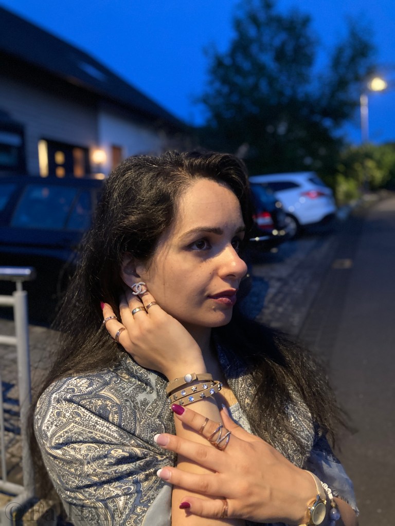 A look tone in tone based on the elemental color of the trend item with the paisley pattern.