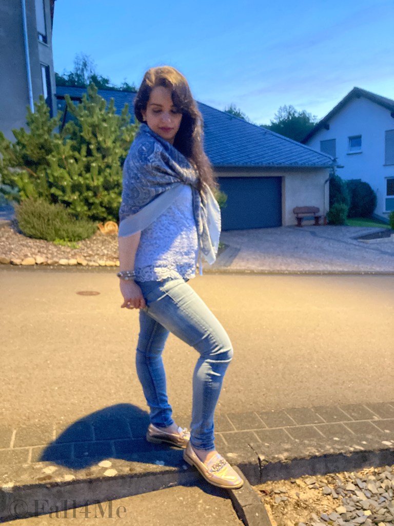 A look tone in tone based on the elemental color of the trend item with the paisley pattern.