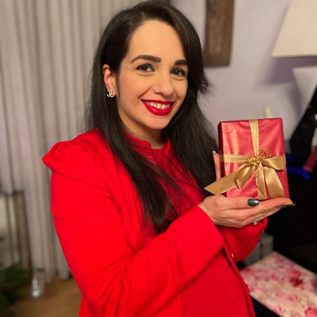 A Christmas-outfit in a red cocktail-dress and red make-up.