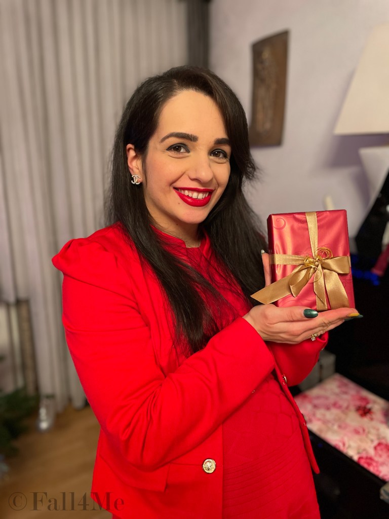A Christmas-outfit in a red cocktail-dress and red make-up.