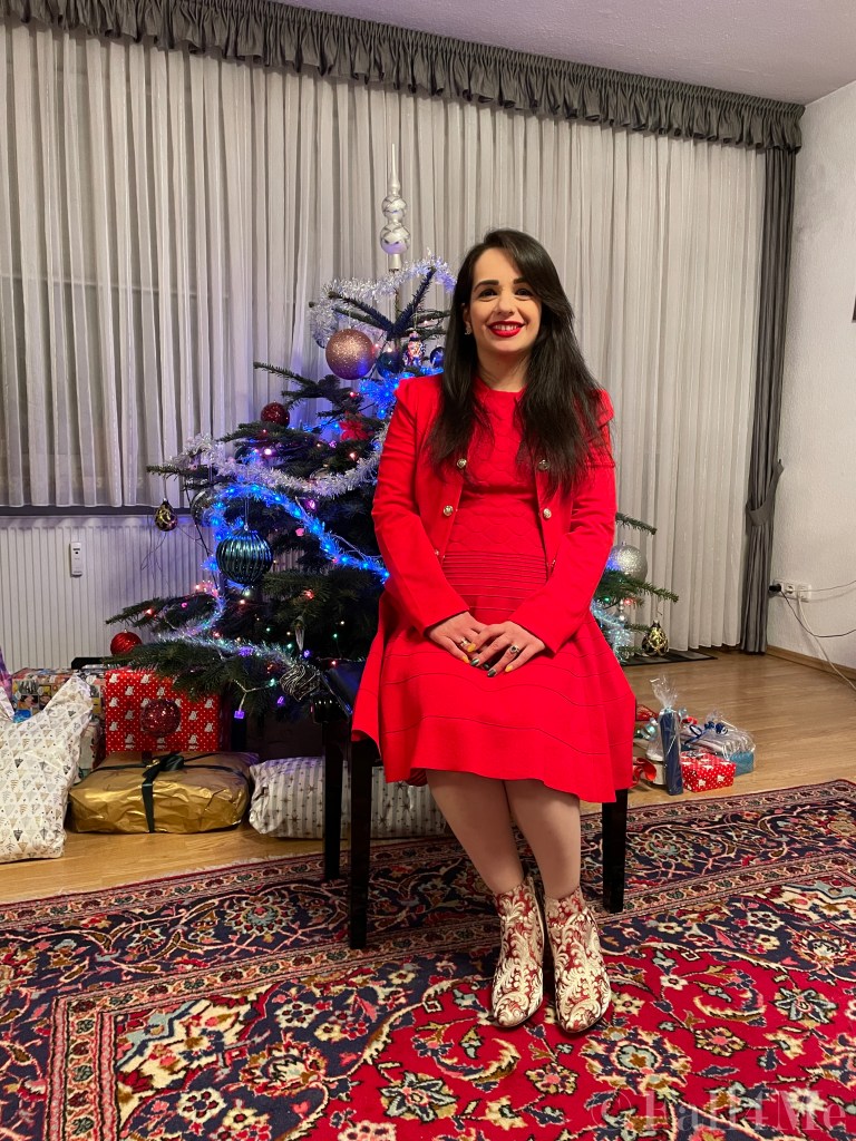 A Christmas-outfit in a red cocktail-dress and red make-up.
