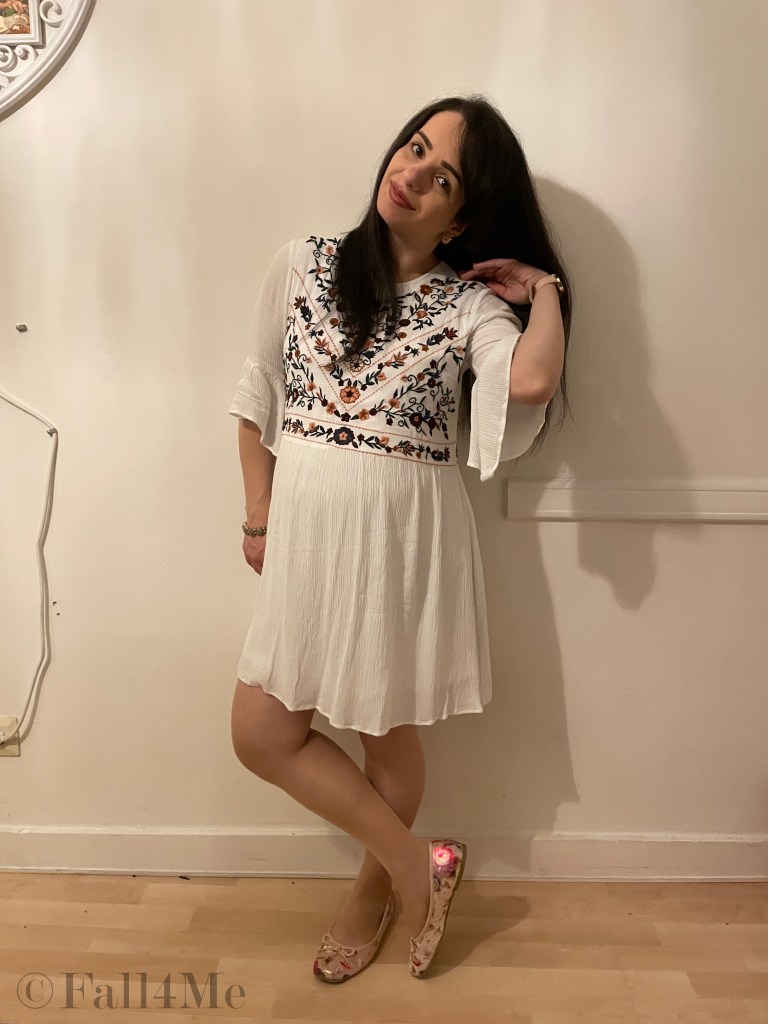 The summer essential linen based on a dress and a look built-up around it.