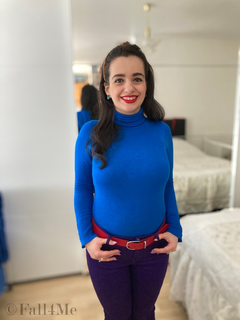 Color-blocking style with a trendy pink bag and colorful stud earrings.