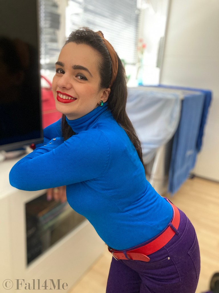 Color-blocking style with a trendy pink bag and colorful stud earrings.