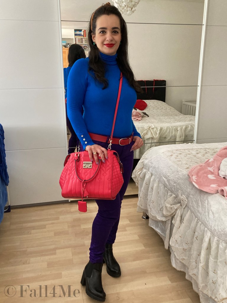 Color-blocking style with a trendy pink bag and colorful stud earrings.