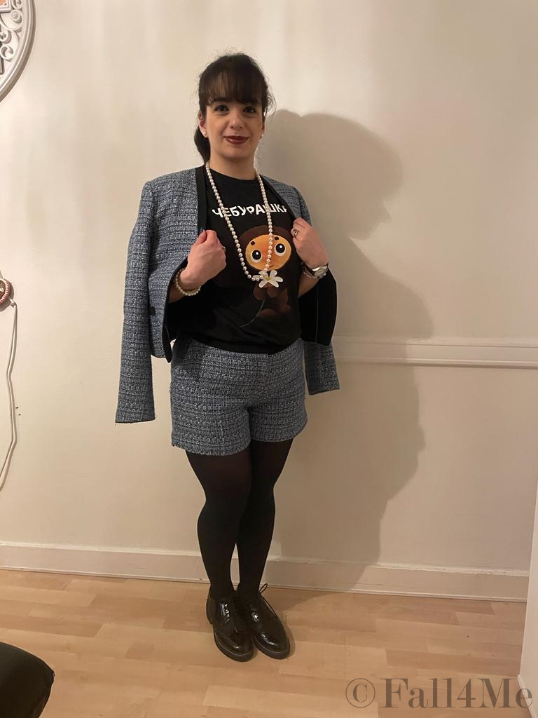 Style-break with a statement-shirt and brocade for the spring jewelry pearls.